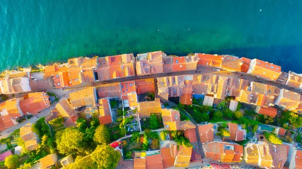 城市的空中景观 度假和冒险 城市和海洋 从无人驾驶飞机俯瞰着房子和蔚蓝的大海 — 图库照片