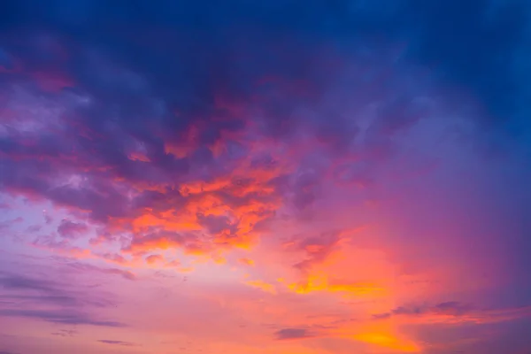 Lucht Met Wolken Tijdens Zonsondergang Wolken Blauwe Lucht Een Hoge — Stockfoto