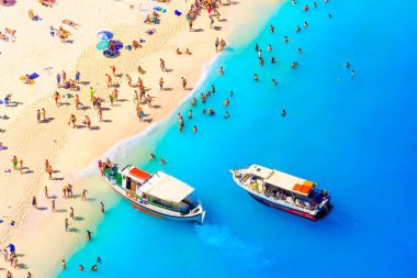 Plaj eğlencesi. Deniz koyunda. Turkuaz su ve botları temizleyin. Havadan bak. İnsansız hava aracının yaz manzarası. Yaz zamanında dinlen ve seyahat et. Tatil mevsimi.
