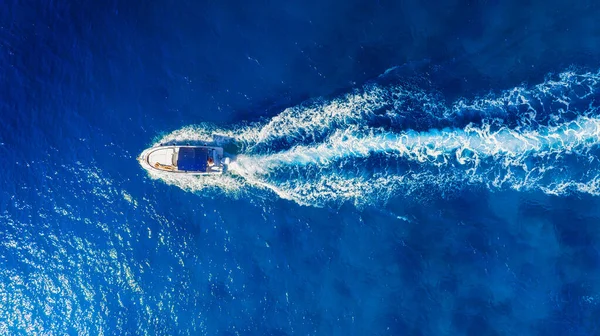 Sebuah Perahu Cepat Laut Biru Jelas Air Pirus Dan Perahu — Stok Foto