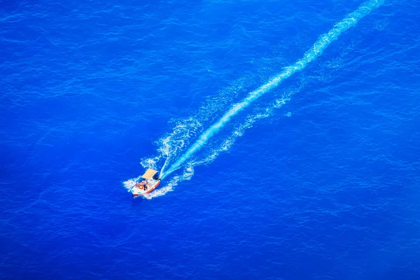 Sebuah Perahu Cepat Laut Biru Jelas Air Pirus Dan Perahu — Stok Foto