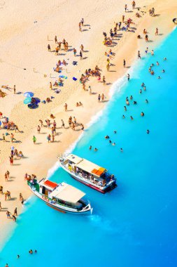 Plaj eğlencesi. Deniz koyunda. Turkuaz su ve botları temizleyin. Havadan bak. İnsansız hava aracının yaz manzarası. Yaz zamanında dinlen ve seyahat et. Tatil mevsimi.