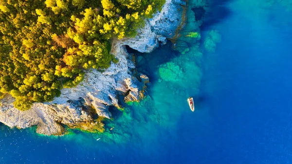 一个海湾 清澈的绿松石水和一条船 从空中看 夏天的风景来自无人驾驶飞机 在夏天休息和旅行 度假的季节到了用于设计的摄影 — 图库照片
