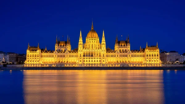 Gedung Parlemen Budapest Hungaria Parlemen Dan Refleksi Sungai Donau Biru — Stok Foto