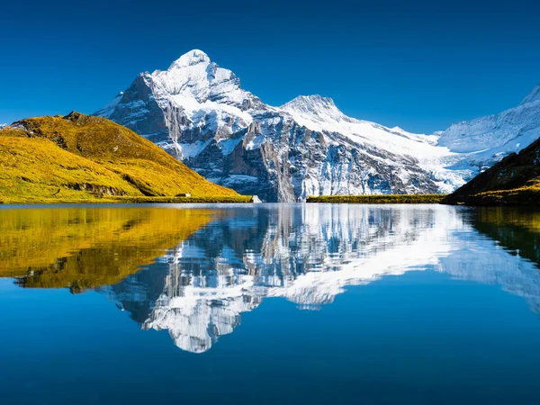 Ελβετικό Τοπίο Ψηλά Βουνά Και Αντανάκλαση Στην Επιφάνεια Της Λίμνης — Φωτογραφία Αρχείου