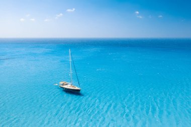 Yelkenli yatının insansız hava aracı görüntüsü. Lüks ulaşım. Tatil yapan insanlar. Tatil ve tatiller. Deniz yolculuğu için yaz zamanı. Deniz koyunda. Arka plan ve duvar kâğıdı için fotoğraf. Akdeniz.