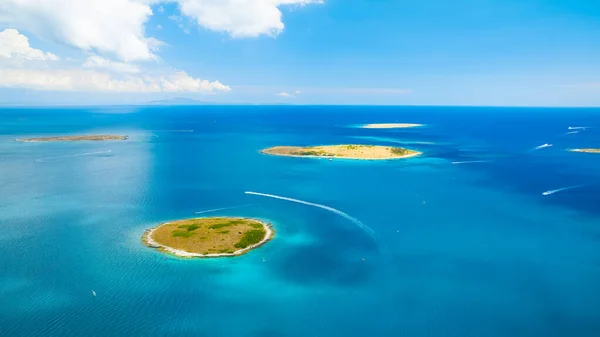 从空中俯瞰大海和岛屿 海上放松和旅行 海水是蓝色的 暑假里阳光灿烂的一天 从无人机上看到的 — 图库照片