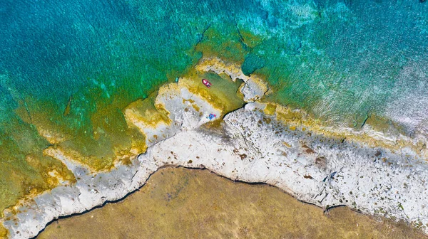 Güneşli Bir Günde Mavi Akdeniz Teknede Hava Manzarası Dalgaların Kayaların — Stok fotoğraf