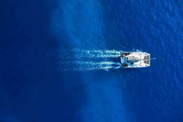 Pemandangan Drone Kapal Pesiar Berlayar Transportasi Mewah Mengosongkan Orang Liburan — Stok Foto