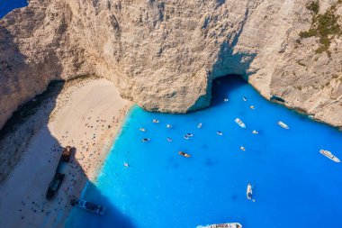 Yunanistan 'ın Zakynthos Adası' ndaki Navagio plajı manzarası. Hava manzarası. Gök mavisi deniz suyu. Kayalar ve deniz. Havadan gelen yaz manzarası. Tatil zamanı..