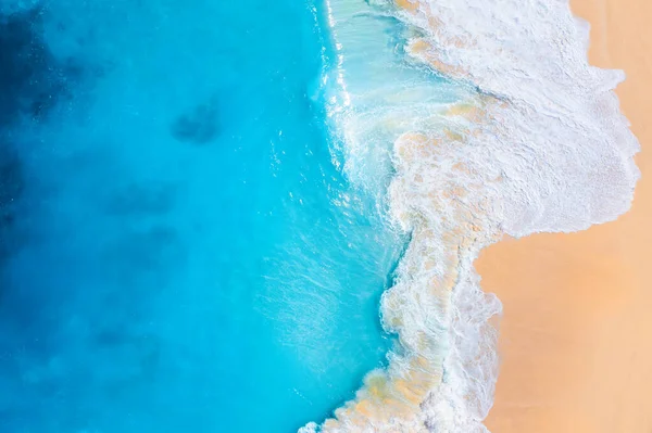 トップビューからの背景として海岸 波とビーチ 空中風景 ドローンからのAzure水の背景 夏の海の空気から 休暇の時間 — ストック写真
