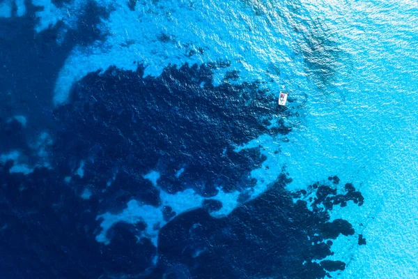 Pemandangan Drone Kapal Pesiar Berlayar Transportasi Mewah Mengosongkan Orang Liburan — Stok Foto
