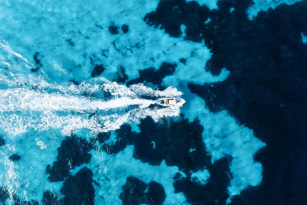 Отпуск Досуг Вид Воздуха Быстроходную Лодку Голубое Средиземное Море Солнечный — стоковое фото