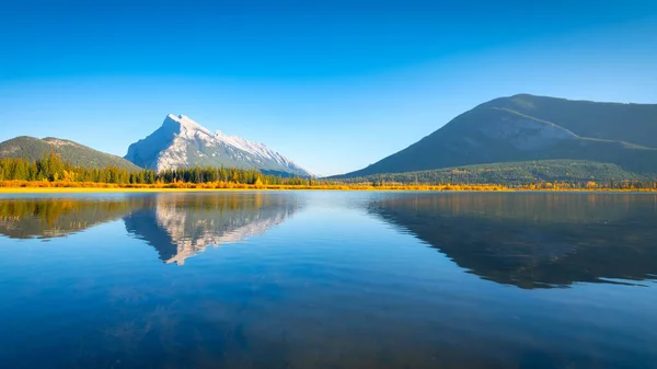 Vermilion湖 白天的风景 河谷中的一个湖泊 秋天的风景 山区和森林 自然景观 加拿大艾伯塔省班夫国家公园 — 图库照片