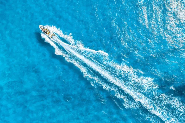 Vista Aérea Lancha Rápida Mar Mediterráneo Azul Día Soleado Barco — Foto de Stock