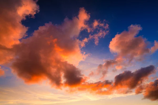 เมฆส ชมพ ตอนพระอาท องฟ แสงแดด เมฆขนาดใหญ บนท องฟ าหล งจากพาย — ภาพถ่ายสต็อก