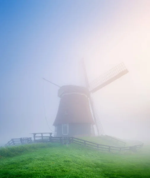 Tájkép Szélmalommal Ködben Hollandiában Hajnal Sűrű Ködben Mezőgazdasági Földek Legelők — Stock Fotó
