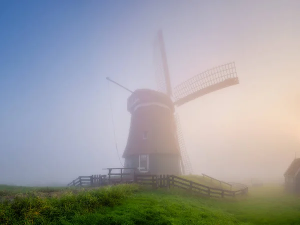 Krajina Větrným Mlýnem Během Mlhy Holandsko Úsvit Husté Mlze Zemědělská — Stock fotografie