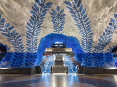 Stockholms merkez istasyonu, Stockholm, İsveç. İsveç 'in başkentinde popüler bir metro istasyonu. Mimari peyzaj. Kartpostallar, duvar kağıtları ve arka planlar için fotoğraf. Yeraltında yürüyen merdiven. Yeraltı treni. Şehir ışıkları. 
