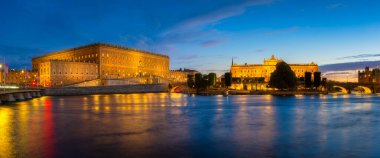 Stockholm, İsveç. Kraliyet Sarayı ve Parlamentosu 'nun panoramik manzarası. İsveç 'in başkenti. Mavi saatte şehir manzarası. Stockholm 'deki eski kasaba manzarası. Arkaplan ve duvar kağıdı için büyük çözünürlüklü fotoğraf. 