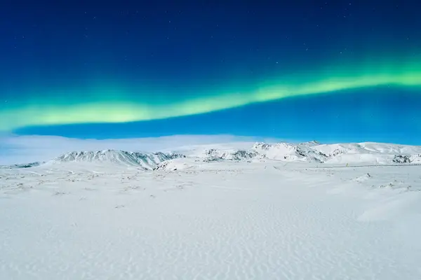 Aurora Borealis 北极光和晴朗的天空 大自然 斯堪的纳维亚国家 高山上的冰雪 冬天的风景 背景照片和壁纸 — 图库照片