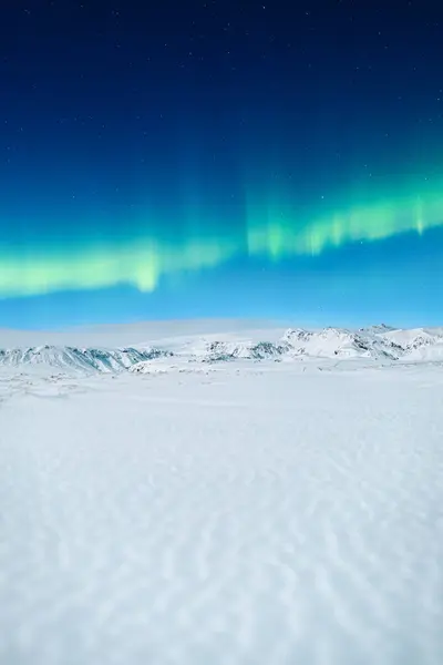 Aurora Borealis 北极光和晴朗的天空 大自然 斯堪的纳维亚国家 高山上的冰雪 冬天的风景 背景照片和壁纸 — 图库照片