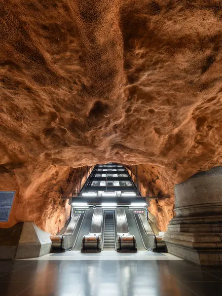 Станция Радхусет Стокгольм Швеция Популярная Станция Метро Столице Швеции Эскалатор — стоковое фото
