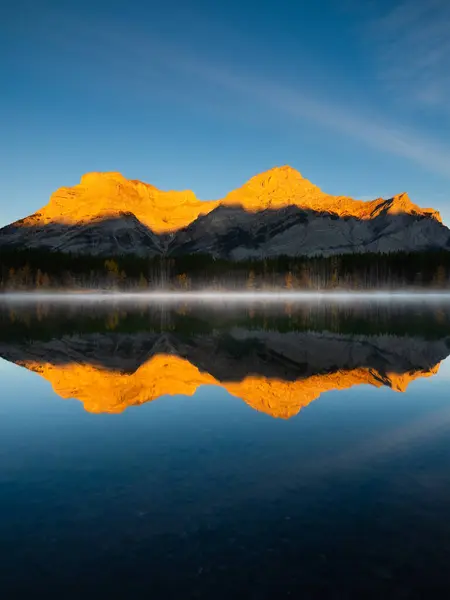 Горный Пейзаж Рассвете Туманное Утро Озеро Лес Горной Долине Рассвете — стоковое фото