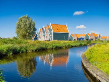 Hollanda, Volendam 'da bir dizi ev. Eski binalar. Mimarlık ve inşaat. Arkaplan ve duvar kağıdı için fotoğraf.