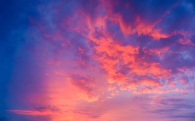 Gün batımında bulutlu gökyüzü. Bulutlar ve mavi gökyüzü. Yüksek çözünürlüklü fotoğraf. Tasarım ve arkaplan için panoramik fotoğraf. 