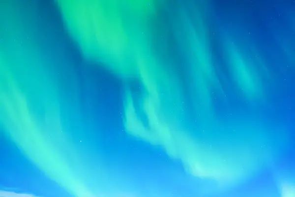 有北极光的天空背景 Oora Borealis 以北极光为背景 带着极光的冬夜风景 自然背景 — 图库照片