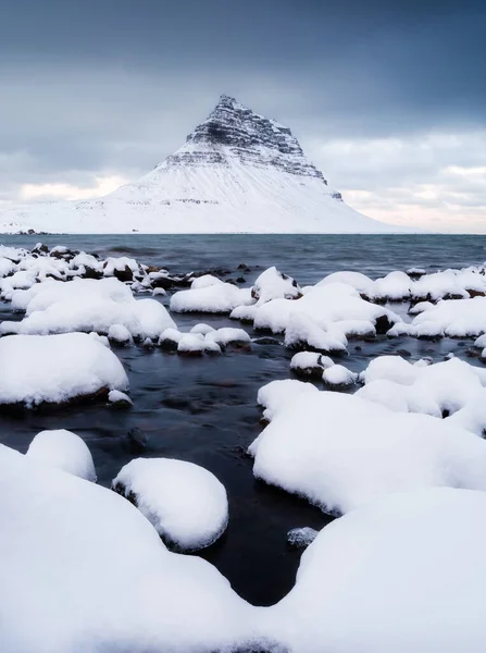 Montaña Kirkjufell Islandia Paisaje Invernal Montaña Océano Nieve Hielo Lugar —  Fotos de Stock