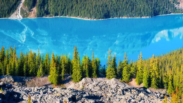 ทะเลสาบเซนโต สวนสาธารณะแบนฟ ลเบอร แคนาดา ในช วงเวลากลางว ทะเลสาบในห บเขา เขาและป ธรรมชาต — ภาพถ่ายสต็อก