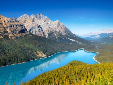 Peyto Gölü, Banff Ulusal Parkı, Alberta, Kanada. Gündüz saatlerinde manzara. Dağ vadisinde bir göl. Dağlar ve orman. Doğa manzarası. Kartpostallar, arkaplan ve duvar kağıtları için fotoğraf. 