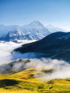 Dağ manzarası. Bulutlu ve dağ zirveli vadi manzarası. Doğa. Yürüyüş ve turizm için bir yer. Alpler 'de manzara, Avrupa. Duvar kağıdı veya arkaplan için fotoğraf.