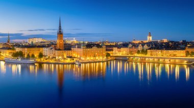 Stockholm, İsveç. Gamla Stan 'in panoramik görüntüsü. İsveç 'in başkenti. Mavi saatte şehir manzarası. Stockholm 'deki eski kasaba manzarası. Arkaplan ve duvar kağıdı için büyük çözünürlüklü fotoğraf. 