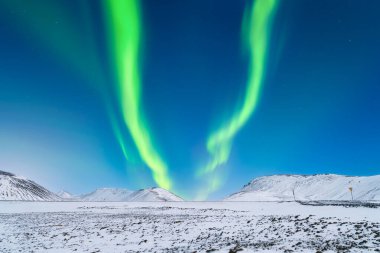 Norveç. Aurora Borealis. Kuzey ışıkları ve yıldızlı gökyüzü. Doğa. İskandinav ülkeleri. Dağlarda kar ve buz. Kış zamanı manzara. Arkaplan ve duvar kağıdı için fotoğraf.