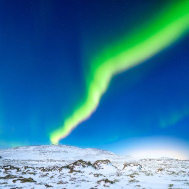 Aurora Borealis. Kuzey ışıkları ve yıldızlı gökyüzü. Doğa. İskandinav ülkeleri. Dağlarda kar ve buz. Kış zamanı manzara. Arkaplan ve duvar kağıdı için fotoğraf.