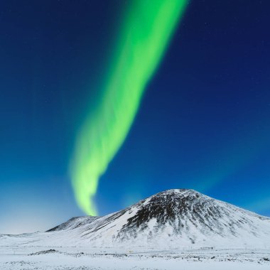 Aurora Borealis. Kuzey ışıkları ve yıldızlı gökyüzü. Doğa. İskandinav ülkeleri. Dağlarda kar ve buz. Kış zamanı manzara. Arkaplan ve duvar kağıdı için fotoğraf.