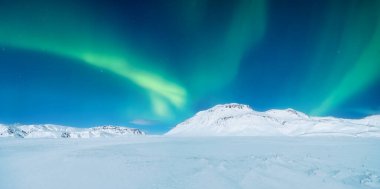 Aurora Borealis. Panoramik manzara. Kuzey ışıkları ve yıldızlı gökyüzü. Doğa. İskandinav ülkeleri. Kış zamanı manzara. Arkaplan ve duvar kağıdı için fotoğraf.