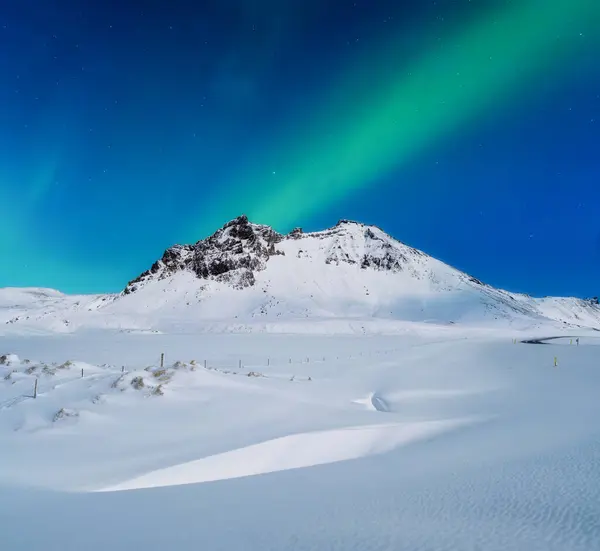 오로라 보레알리스 북극광과 별빛의 자연이요 스칸디나비아 국가들 시간에 벽지에 — 스톡 사진