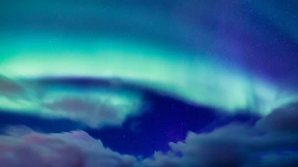 オーロラが見える空の背景 オーロラ ボレリス 背景としてのオーロラ オーロラと夜の冬の風景 自然背景 — ストック写真