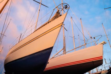 Rıhtımdaki yatların manzarası. Marinada park etmiş yelkenli yatlar. Deniz taşımacılığı. Kuru rıhtım. Sezon dışında Anchorage 'da yatlar. Ulaşım bileşimi. Yat servisi..