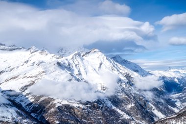 Kış dağı manzarası. Duvar kağıdı ya da arka plan. Soğuk hava ve buz. Kayak için bir yer. Kayak merkezi. Yüksek kayalar ve kar. Dağların manzarası. 