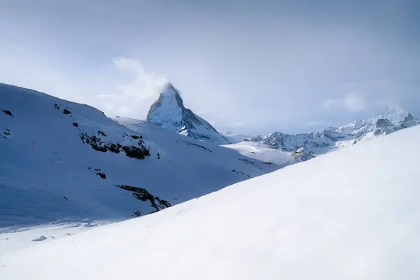 マッターホーン スイス 冬の山の風景 スキーをする場所 ツェルマットスキーリゾート 高い岩と雪 スイスの山の眺め — ストック写真