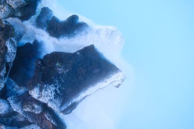 Mavi Göl, İzlanda. Doğal arka plan. İzlanda 'da dinlenmek ve dinlenmek için jeotermal kaplıca. Doğal kaynaklı sıcak kaynaklar. Mavi göl ve buhar. 