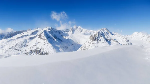冬季山地景观 墙纸或背景 晴朗的天空 寒冷的天气和霜冻 大石头大雪山景 — 图库照片
