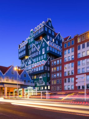 Zaandam kasabası, Hollanda. Tarihi Zaandam 'ın merkezindeki ünlü Inntel Oteli. Eşsiz ev cepheleri. Kartpostallar için fotoğraf ve özgeçmiş. Hollanda kültürü.
