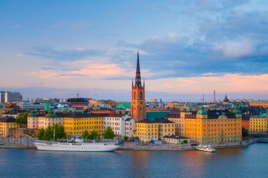 Stockholm, İsveç. Gamla Stan 'in panoramik görüntüsü. İsveç 'in başkenti. Gün batımında şehir manzarası. Stockholm 'deki eski kasaba manzarası. Arkaplan ve duvar kağıdı için büyük çözünürlüklü fotoğraf. 