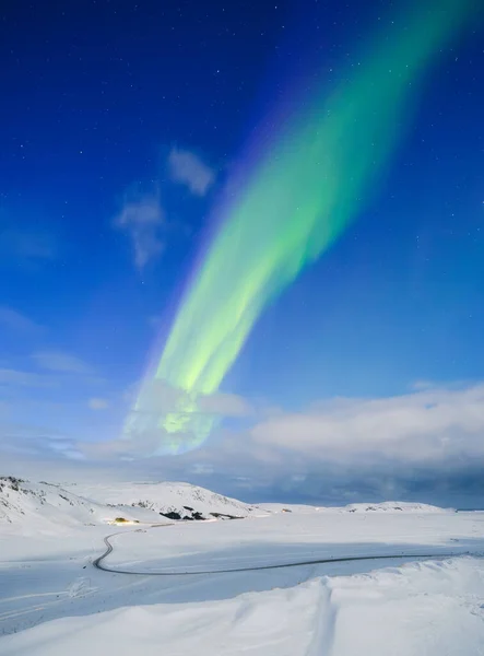 Aurora Borealis Ijsland Noorderlicht Aan Overkant Een Winters Nachtlandschap Met — Stockfoto
